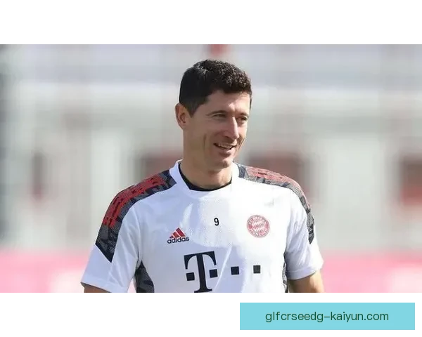 莱万多夫斯基国家队回归时间仍待确认，表现受到广泛关注及期待。